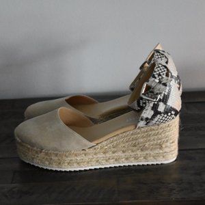 Like New Nine West Tan Snake Reptile Animal Print Closed Toe Wedge Espadrilles